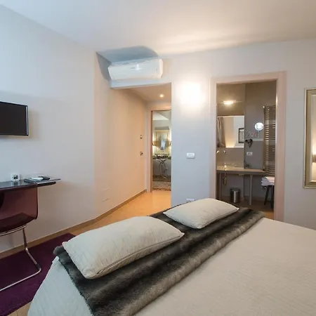 Bed and Breakfast Residenza Ca' Degli Enzi 4*